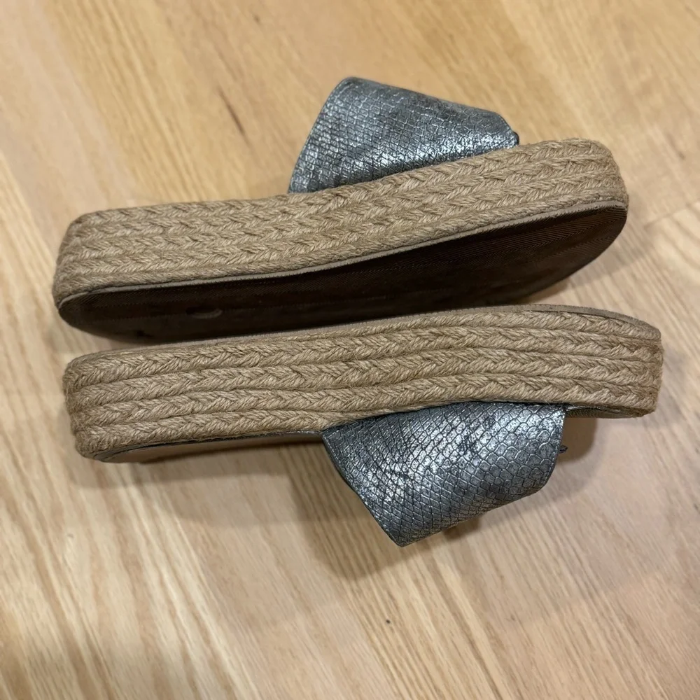 trianimi Platform size 38 / pair of silver espadrille sandals with a gold buckle